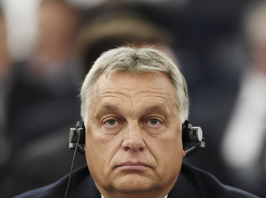 Sikerlistás a titokban nyomtatott Orbán-kritikus könyv