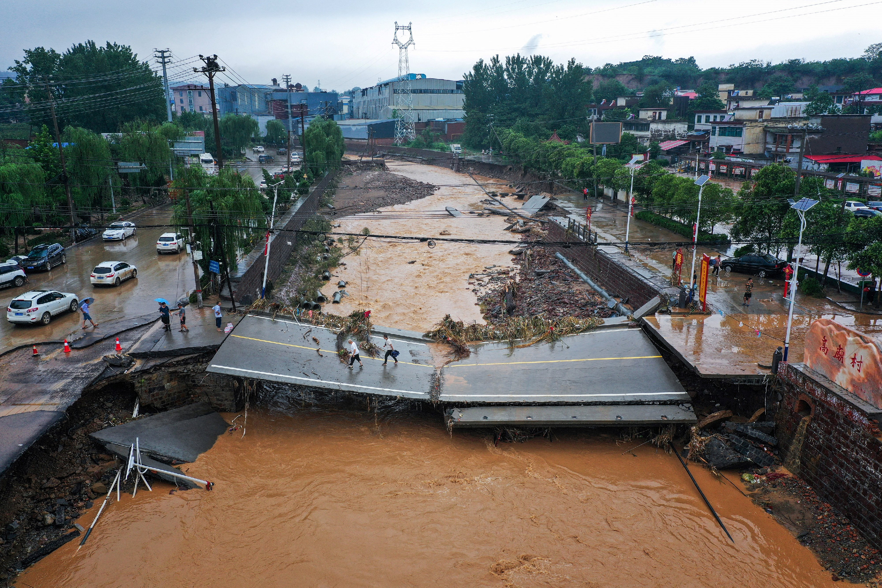 Brutális pusztítás: hidat tört ketté az özönvíz Kínában