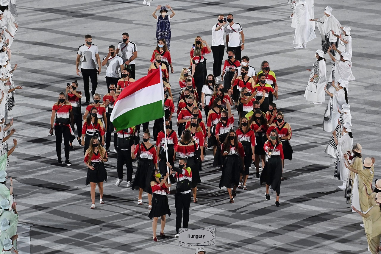 Mohamed Aida és Cseh László vezetésével bevonultak a magyarok az Olimpiai Stadionba