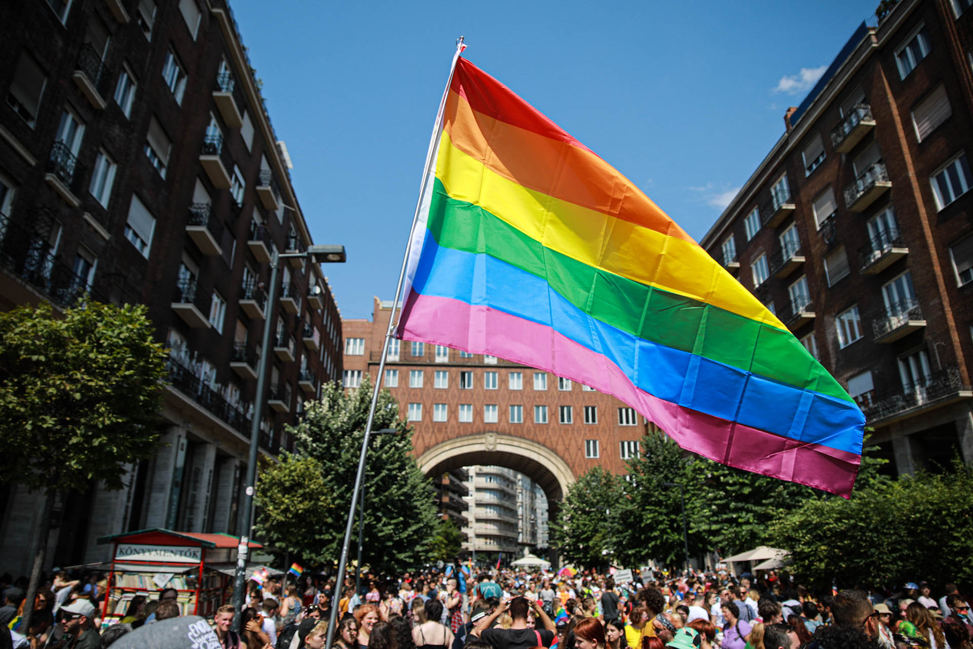 Nyolc hónap felfüggesztett börtönt kapott a leszbikus párt inzultáló férfi