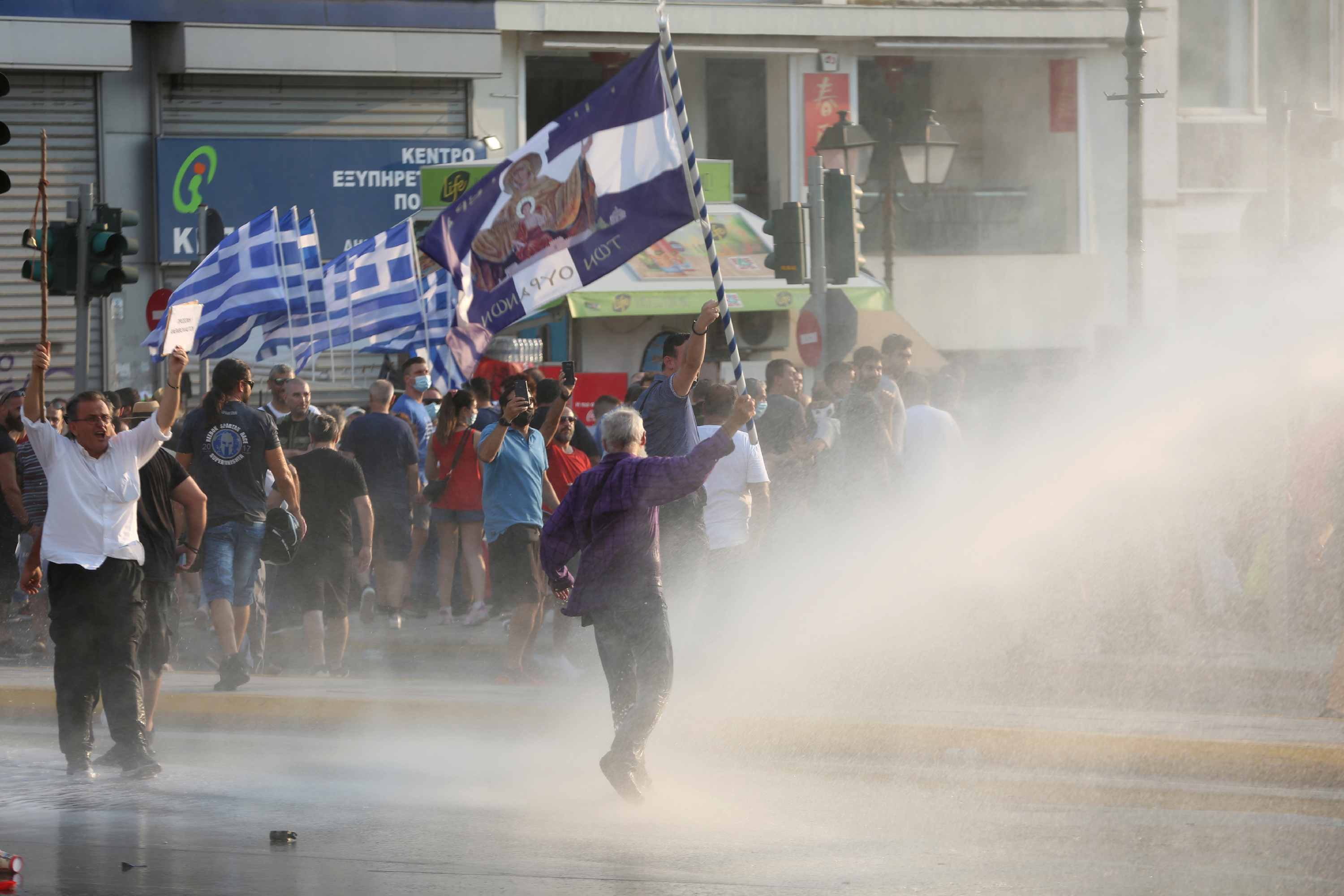 Összecsaptak a rendőrök és a görög tüntetők a kötelező vakcina elleni tüntetésen