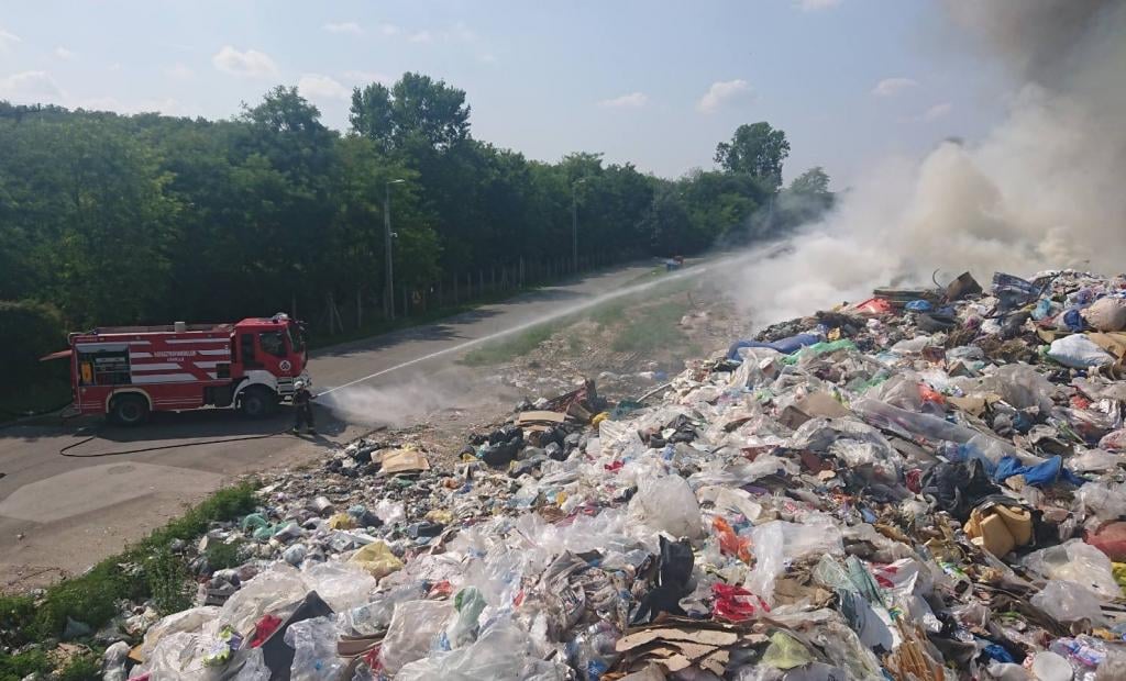Több ezer négyzetméteren égett a hulladék Gödöllő határában