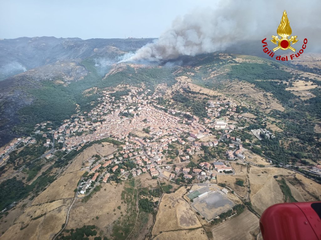 Akkora tűz pusztít Szardínián, hogy két településről evakuálták az embereket