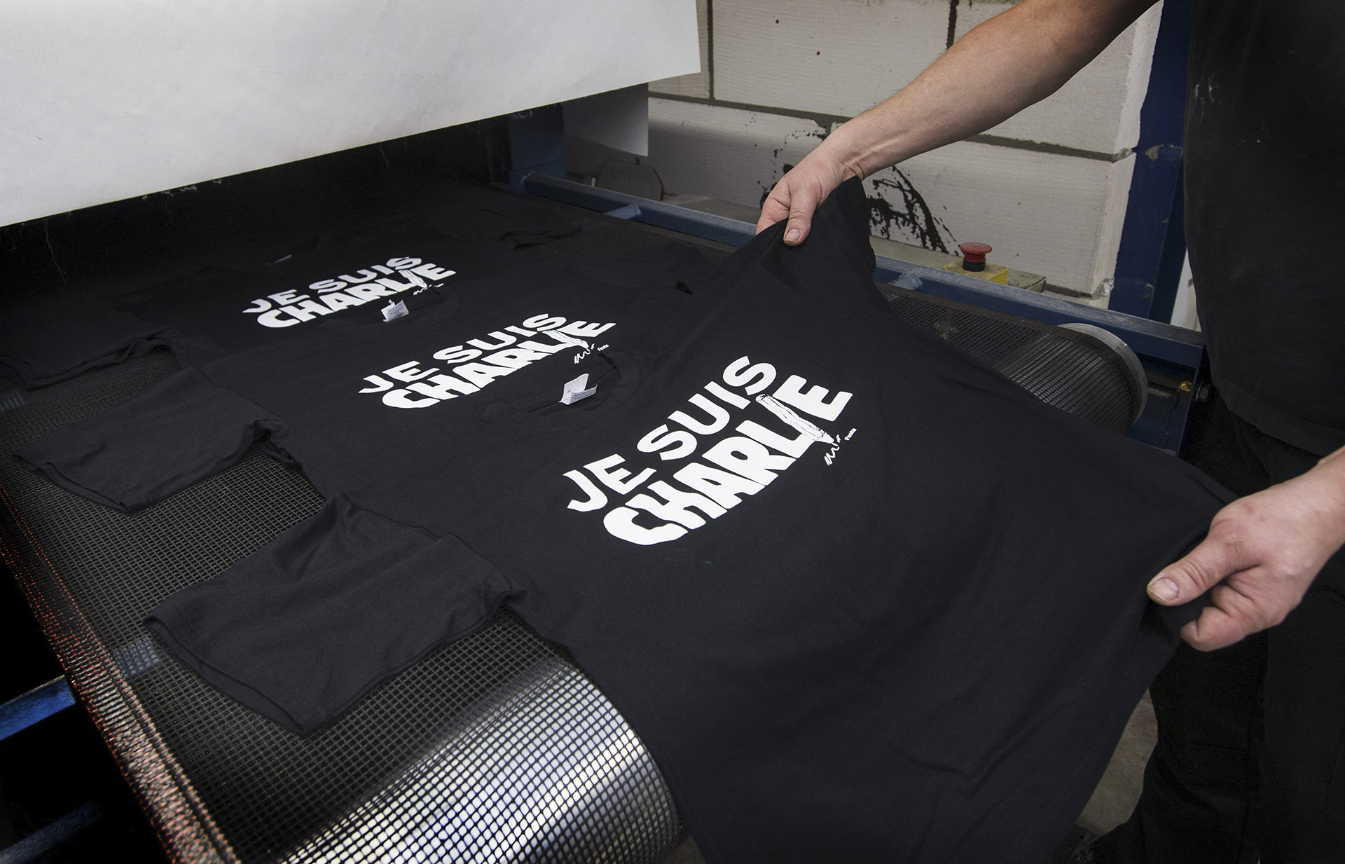 Késsel megtámadtak egy Charlie Hebdo feliratú pólót viselő nőt Londonban