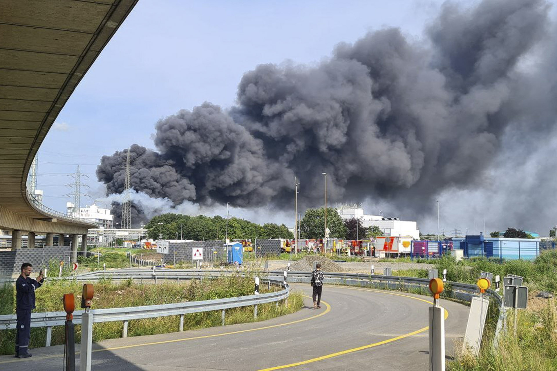 Fekete füstfelhő Leverkusen felett, felrobbant egy vegyiüzem