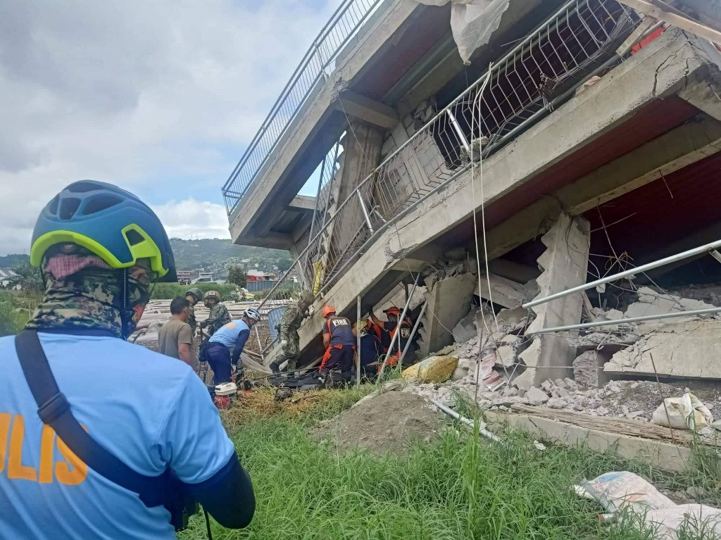 Súlyos károkat okozott a hetes erősségű földrengés a Fülöp-szigeteken