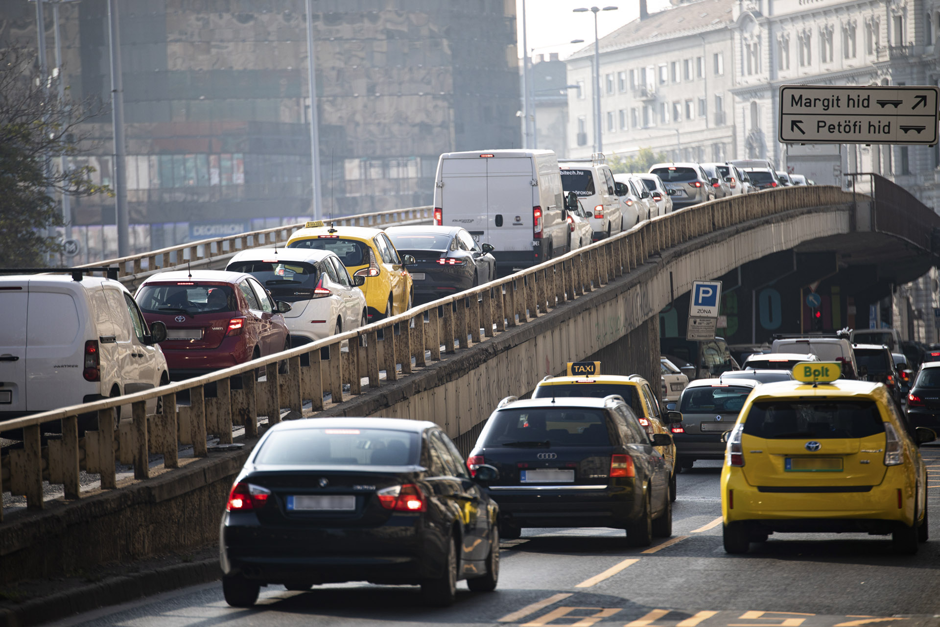 Levegő Munkacsoport: Az autók számát korlátozni kell Budapesten, az útdíj lehet a megoldás