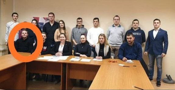 Videó: sört locsolt és köpködött egy ittas férfi a jobbikos aktivistákra 