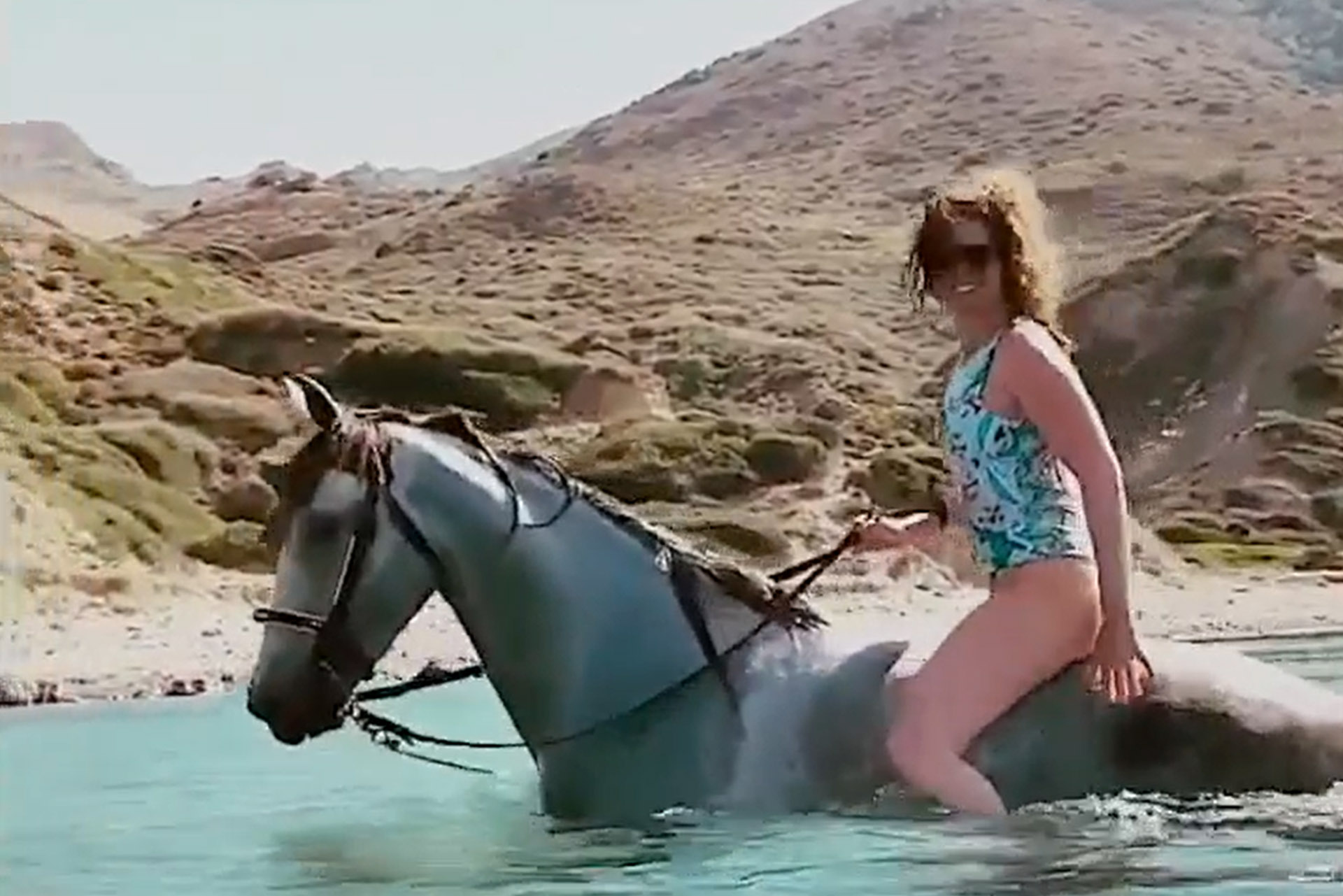 Levette a görög nyaralós-lovaglós videót Tüttő Kata az Instagramról