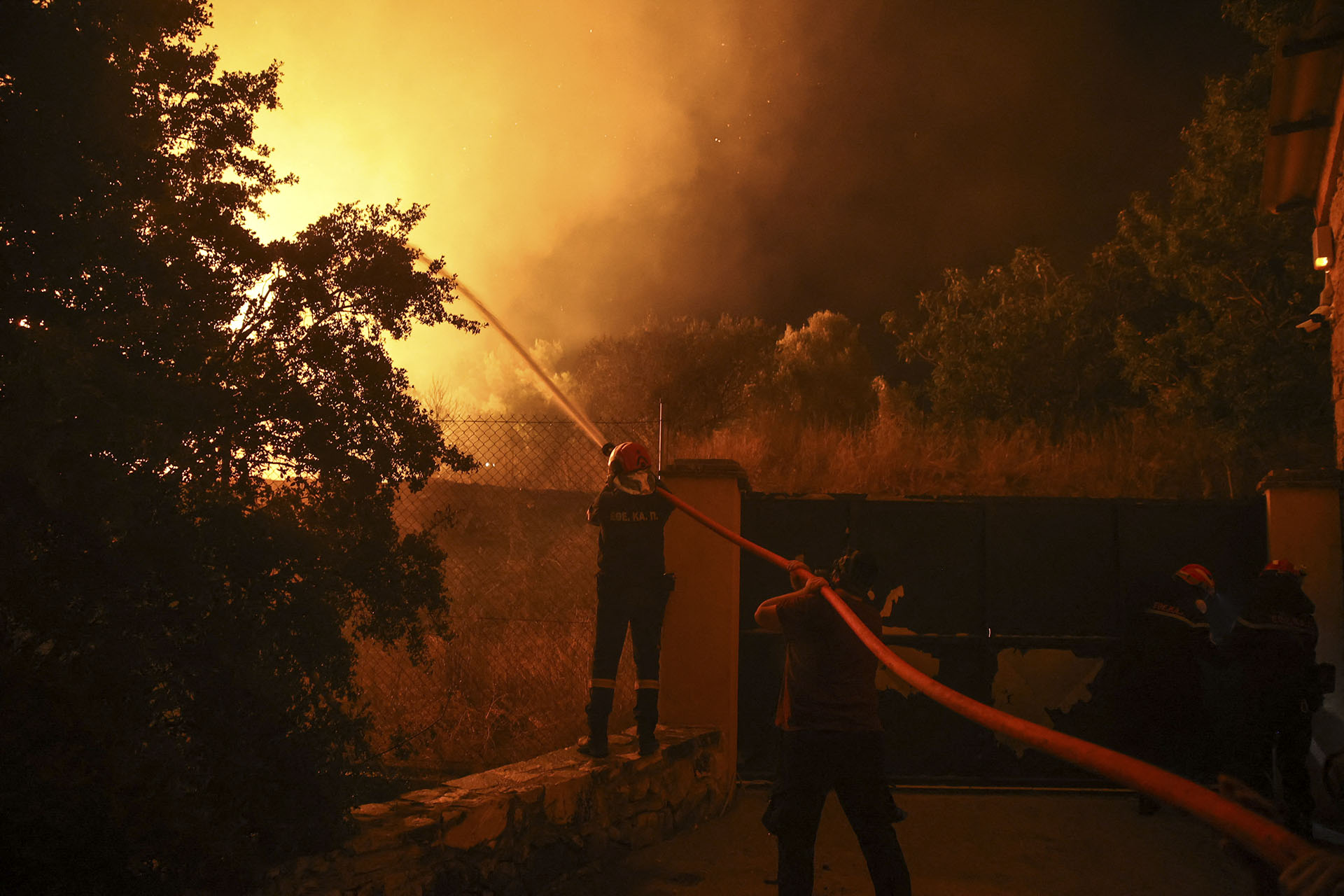 Videón, hogyan törnek az athéni lángok közé a görög tűzoltók