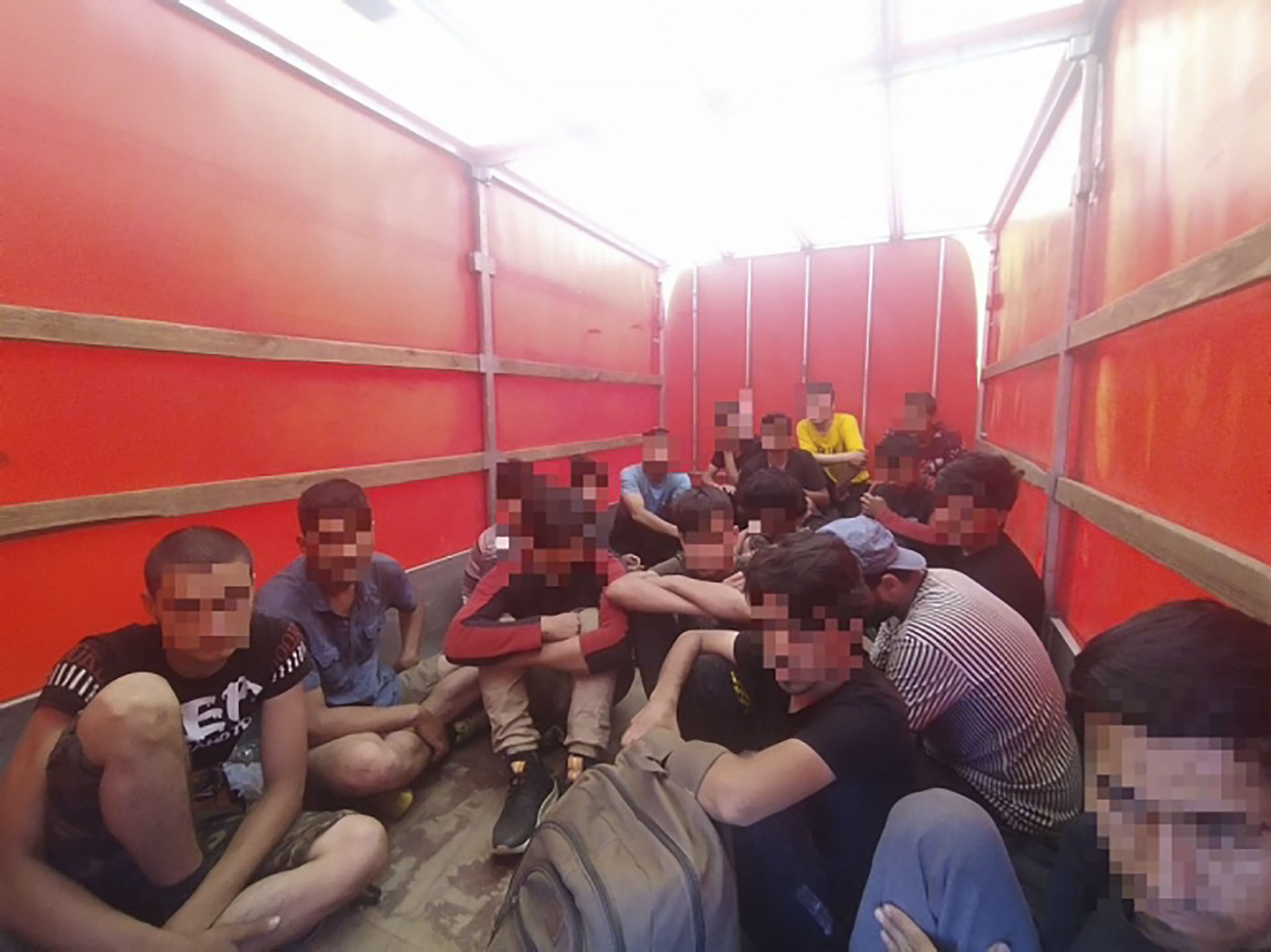 Tizenhét menekültet találtak egy kisteherautóban Győrszentivánnál 