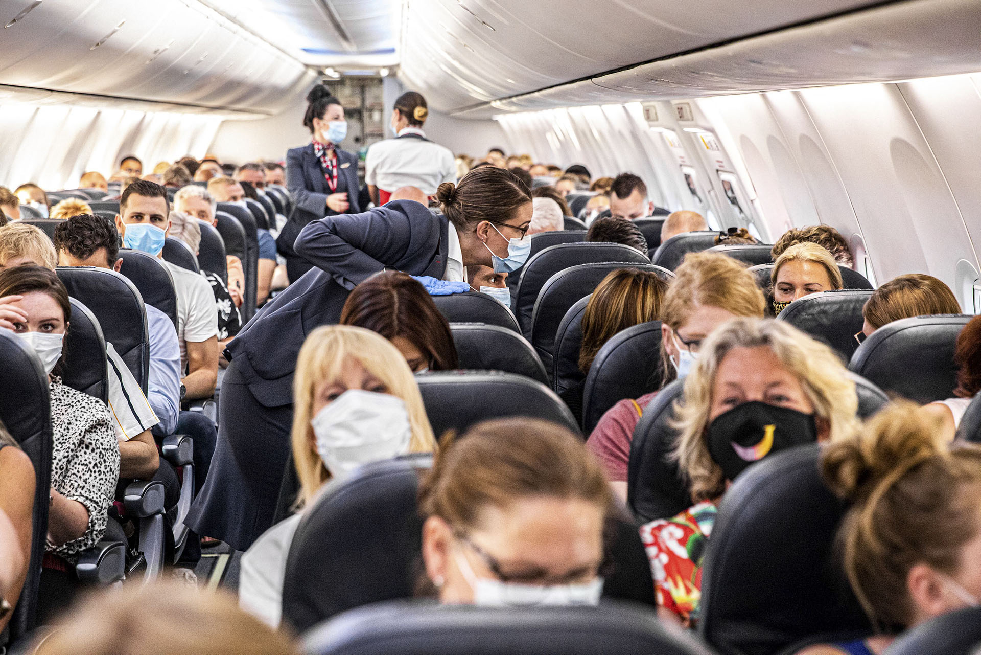 Önvédelmi oktatással keményítenek be a légiutaskísérők az agresszív utasok ellen