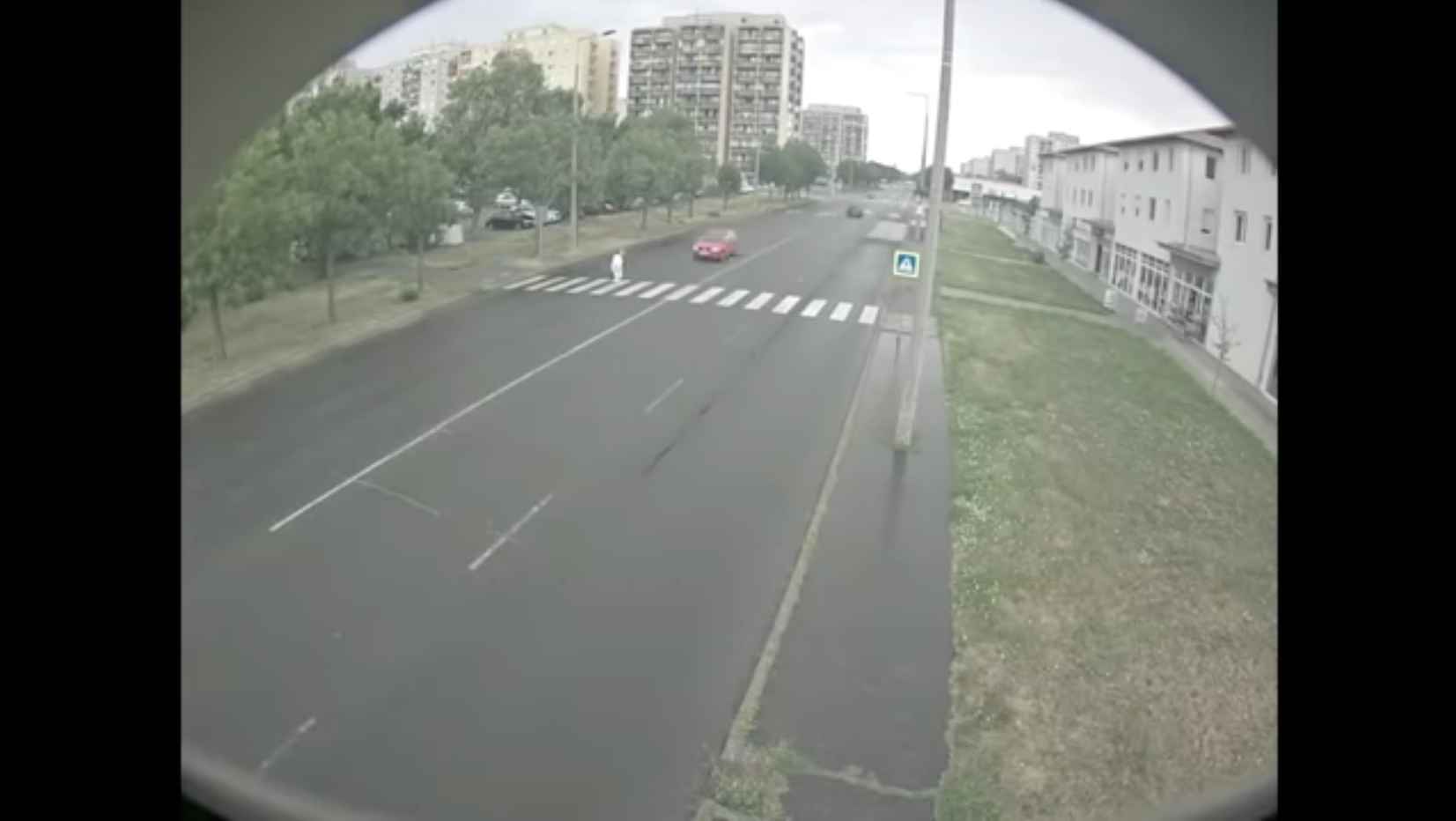 Videón, ahogy elüti az autós a gyalogost