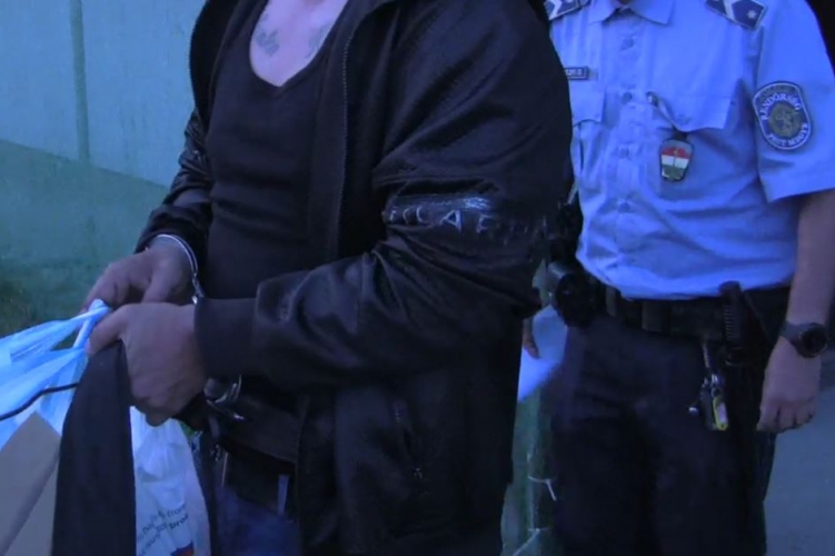 Késsel támadt az ismerősére egy férfi, mert nem köszönt neki
