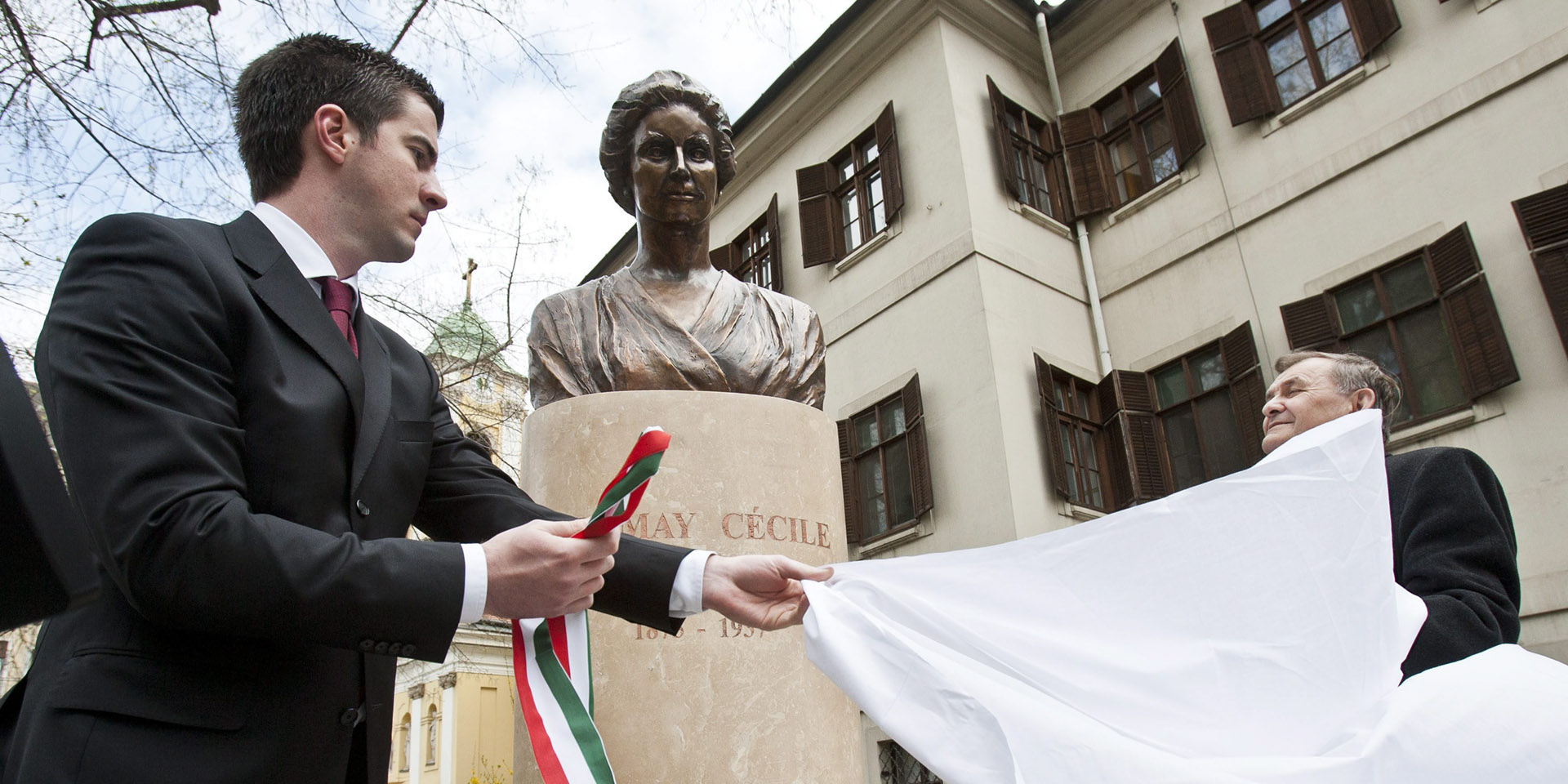 Kocsis Máté Tormay Cécile írónő szobrát avatta fel 2012-ben