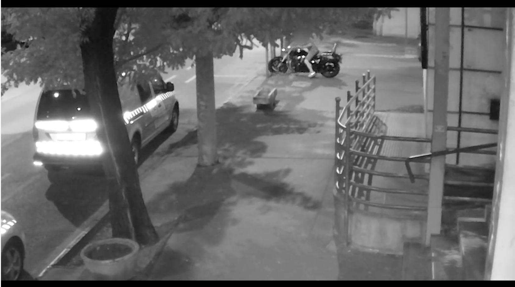 Videón: egy részeg férfi próbált ellopni egy motort a rendőrség szeme láttára