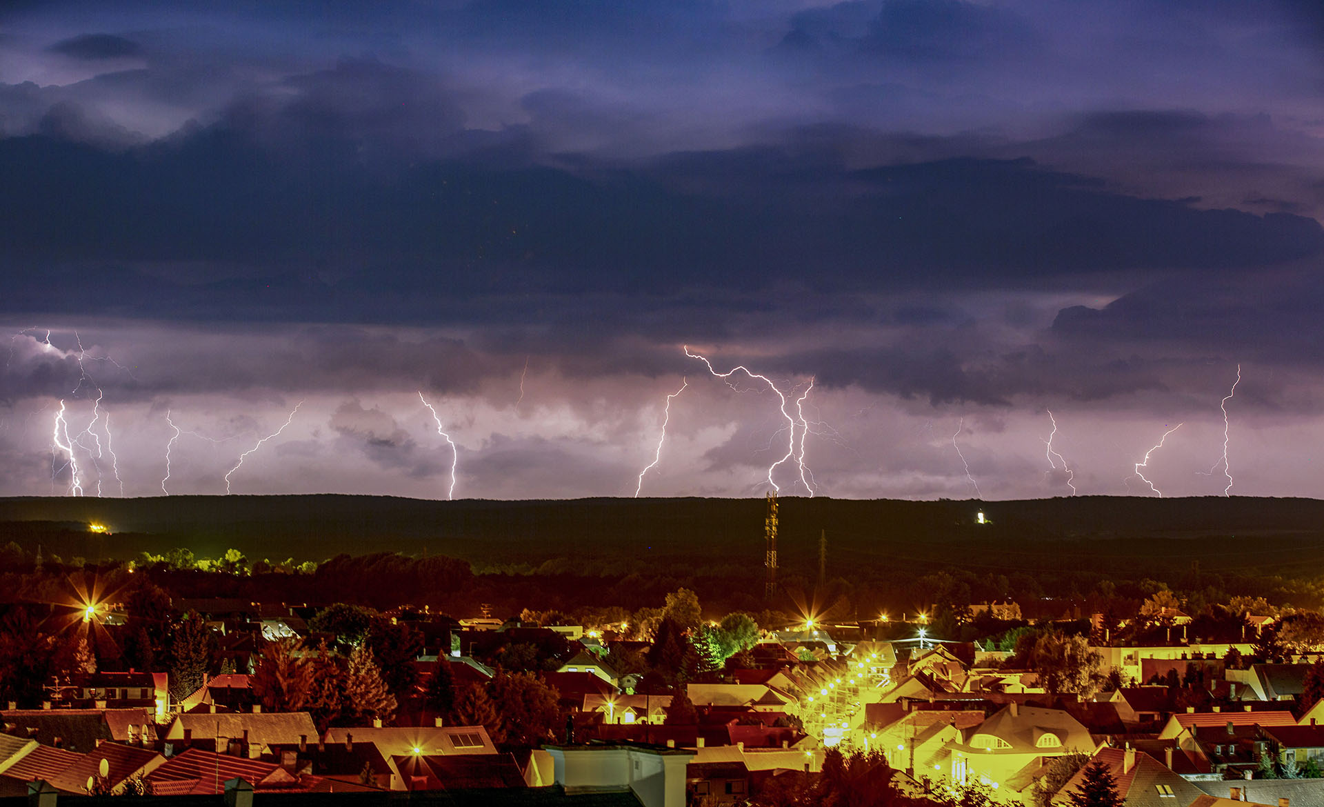 Kiadták a riasztást: Durva viharok jönnek!