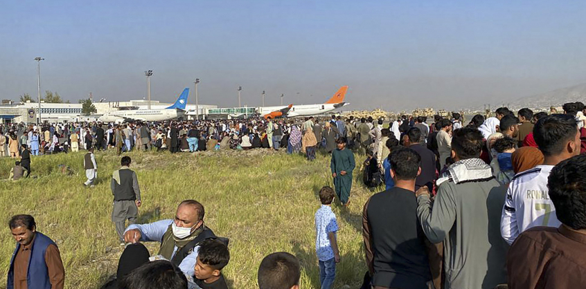 Káosz a kabuli repülőtéren: a tálibok a levegőbe lőttek