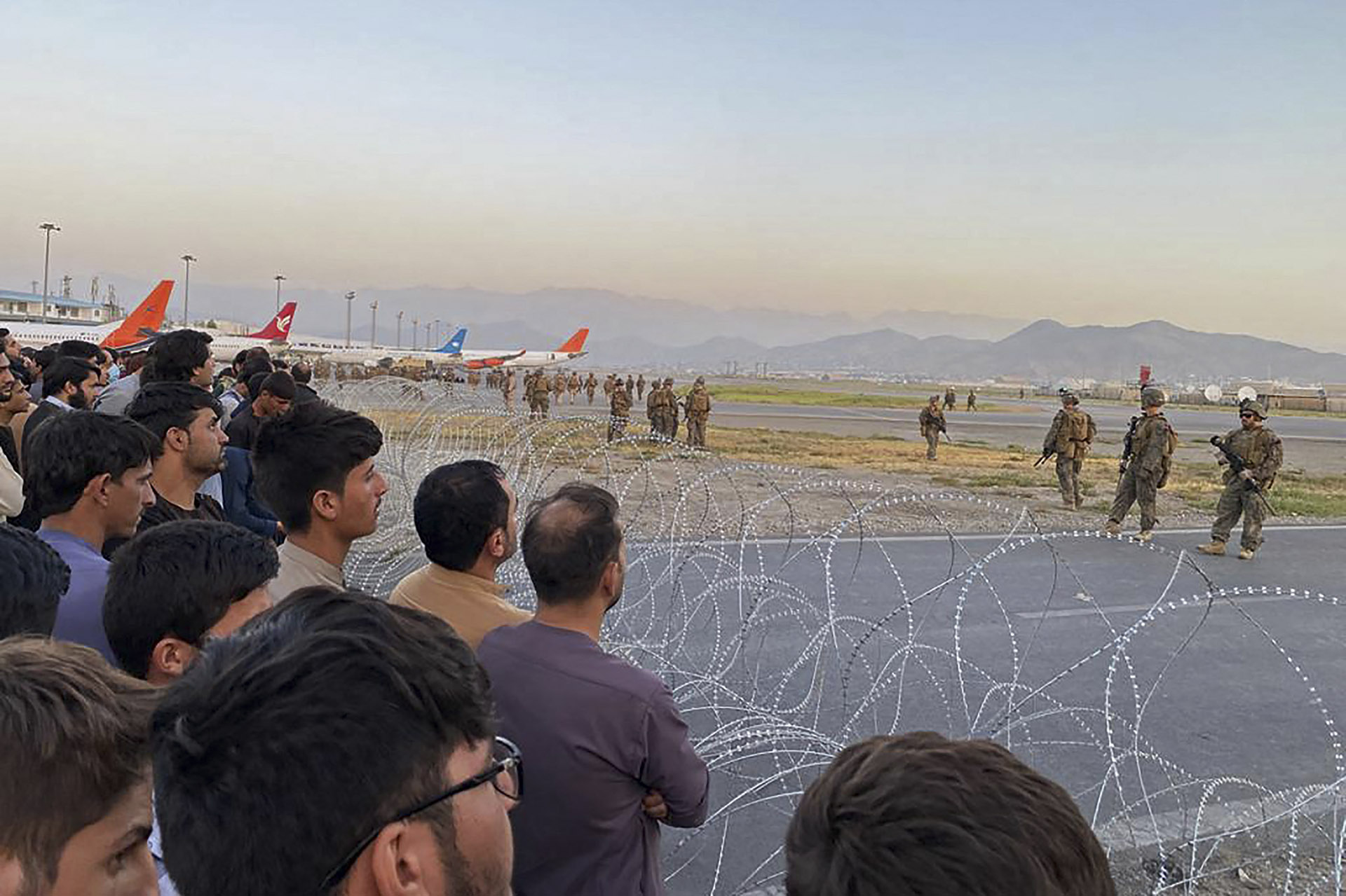 Afganisztánban emberek tucatjai rohantak a kabuli repülőtérre, mert azt hitték, gépek indulnak Törökországba