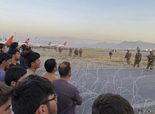Afganisztánban emberek tucatjai rohantak a kabuli repülőtérre, mert azt hitték, gépek indulnak Törökországba