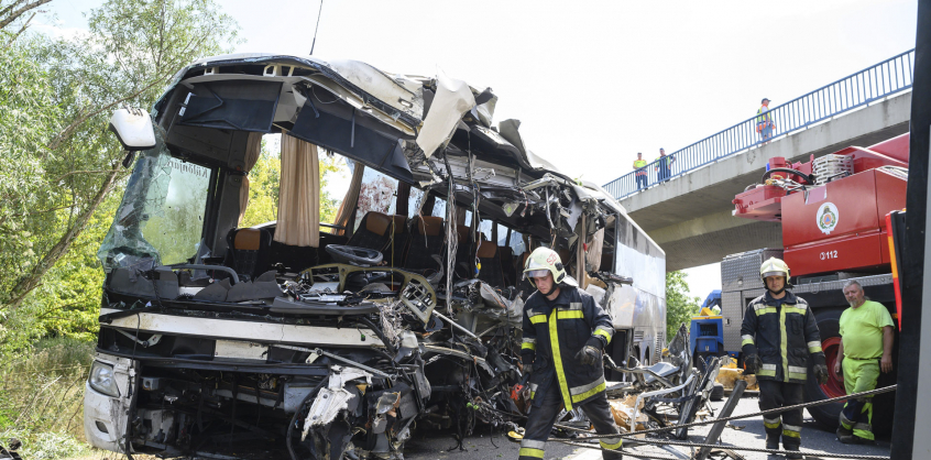 Kiderült, mi okozhatta a tragikus buszbalesetet