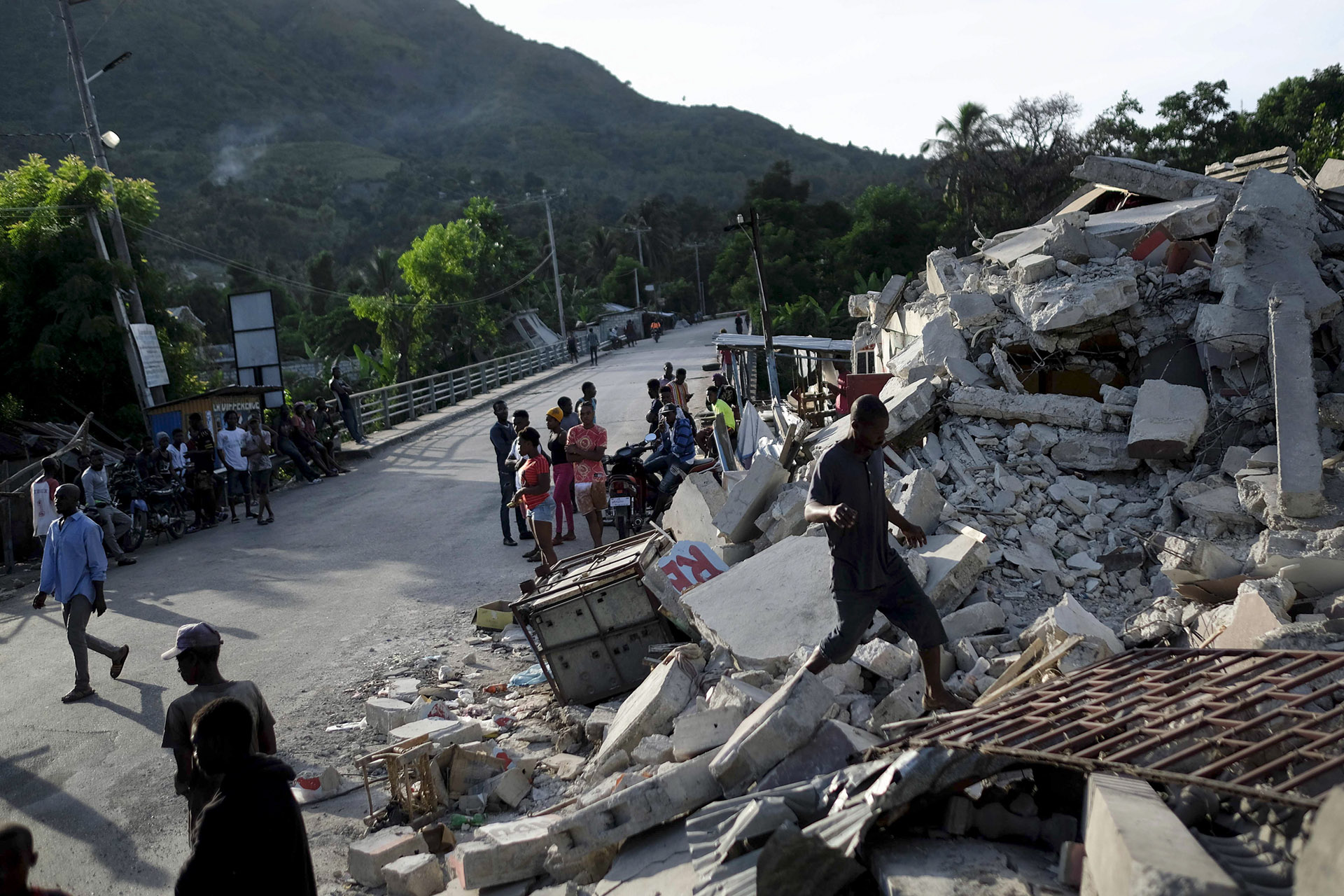 Rettenetesen szökik fel a haiti földrengés halálos áldozatainak száma