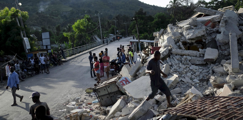 Rettenetesen szökik fel a haiti földrengés halálos áldozatainak száma