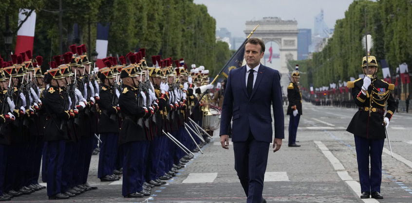 Macron nem váltja le eddigi miniszterelnökét