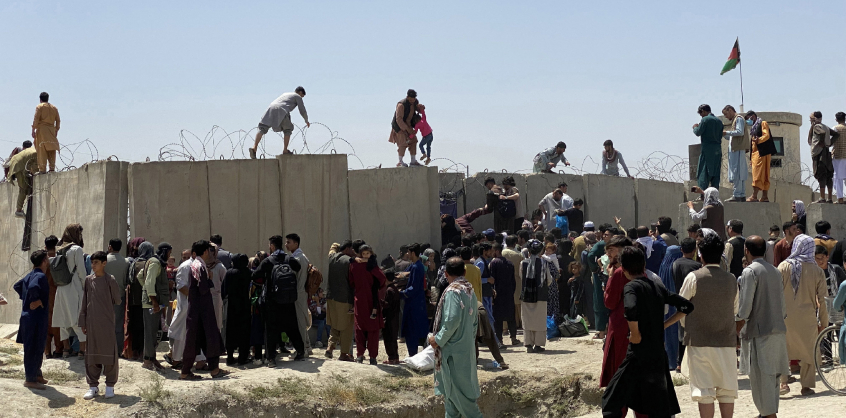 Afgán állampolgárokat menekít ki Lengyelország Kabulból