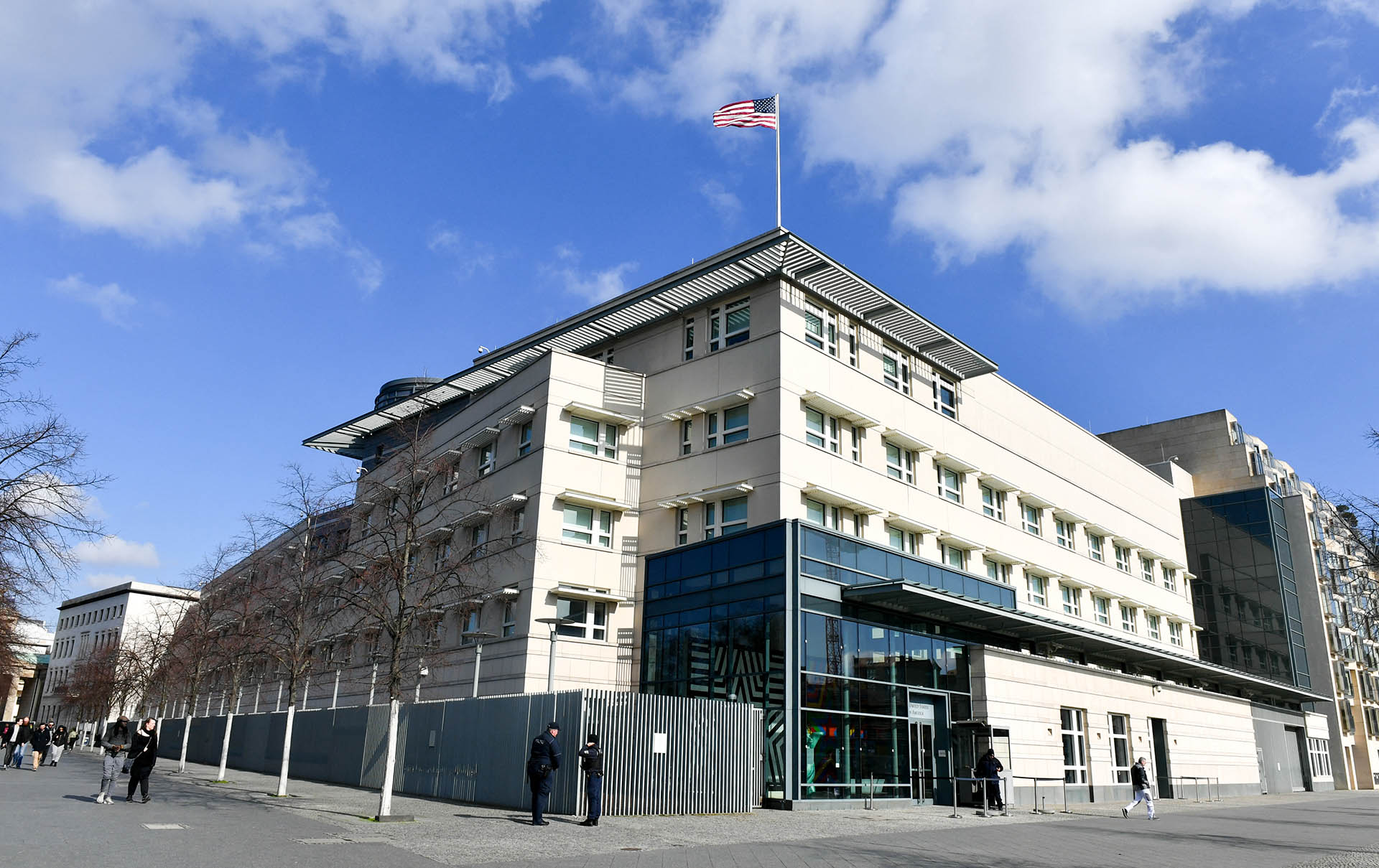 Rejtélyes megbetegedéseket észleltek a berlini amerikai nagykövetségen