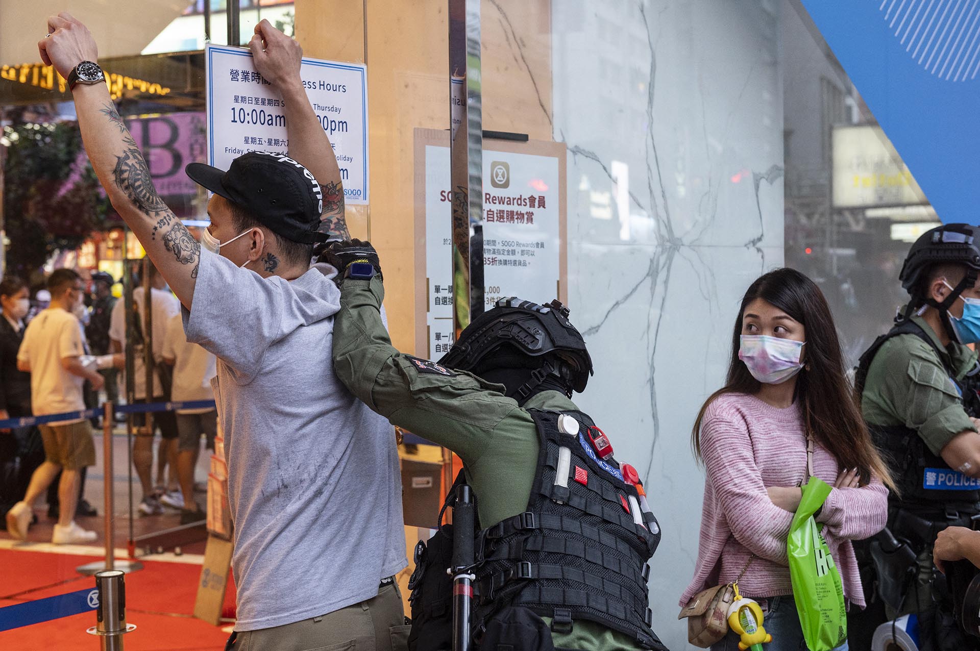 Öngyilkos merénylőt dicsőítettek a diákok, lecsapott a hongkongi rendőrség 