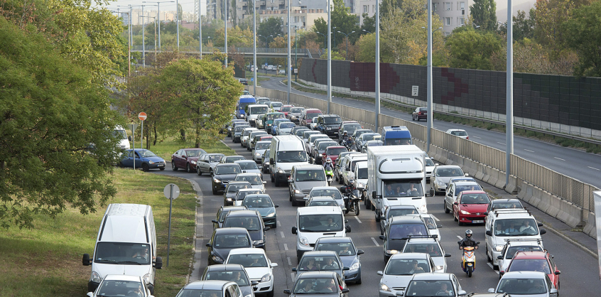 Óriási a dugó Budapest felé az autópályán