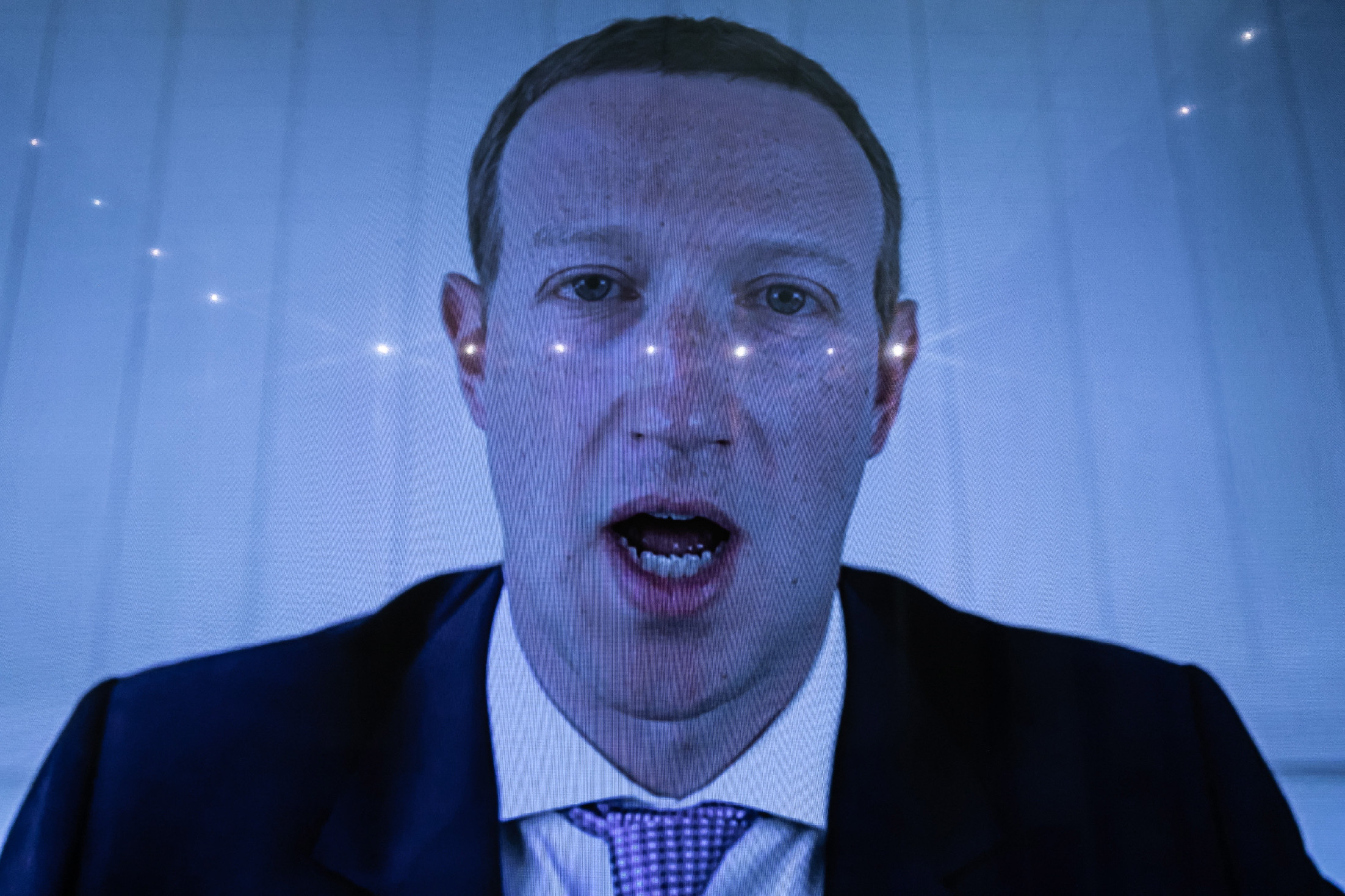 Zuhan Mark Zuckerberg a leggazdagabbak listáján, közben a Facebook körül szorul a hurok