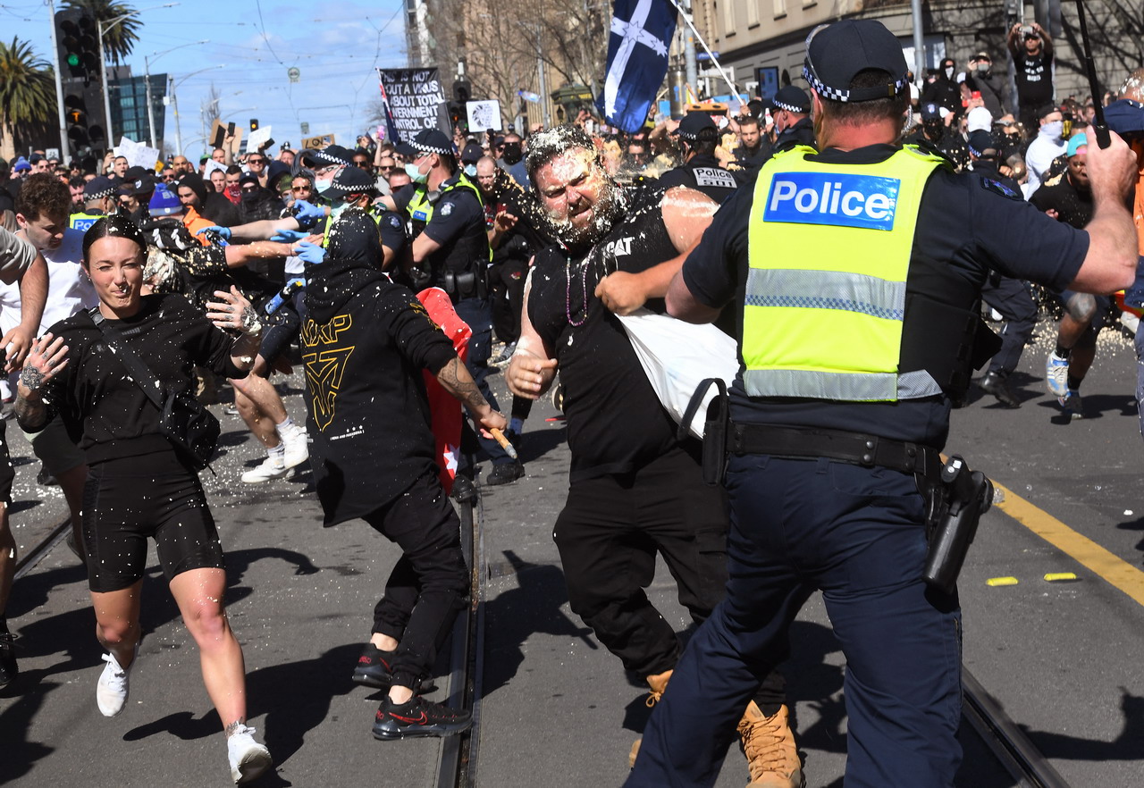 Összecsaptak a rendőrökkel a lezárások ellen tüntetők Ausztráliában