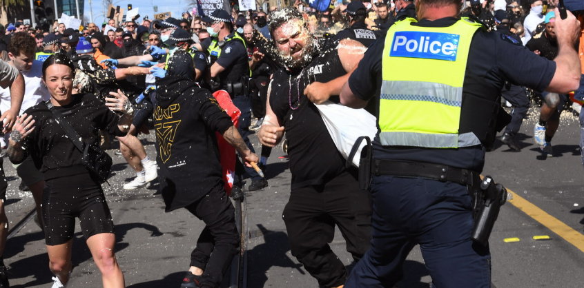 Összecsaptak a rendőrökkel a lezárások ellen tüntetők Ausztráliában