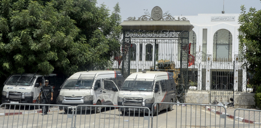 Meghosszabbították a parlament és a képviselők mentelmi jogának felfüggesztését Tunéziában