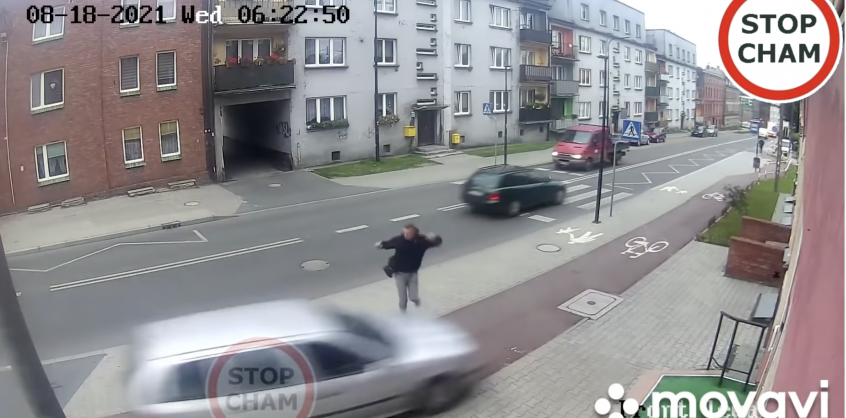 Videó: centiken múlott a lengyel férfi élete, amikor egy ittas sofőr a villanyoszlopnak csapódott