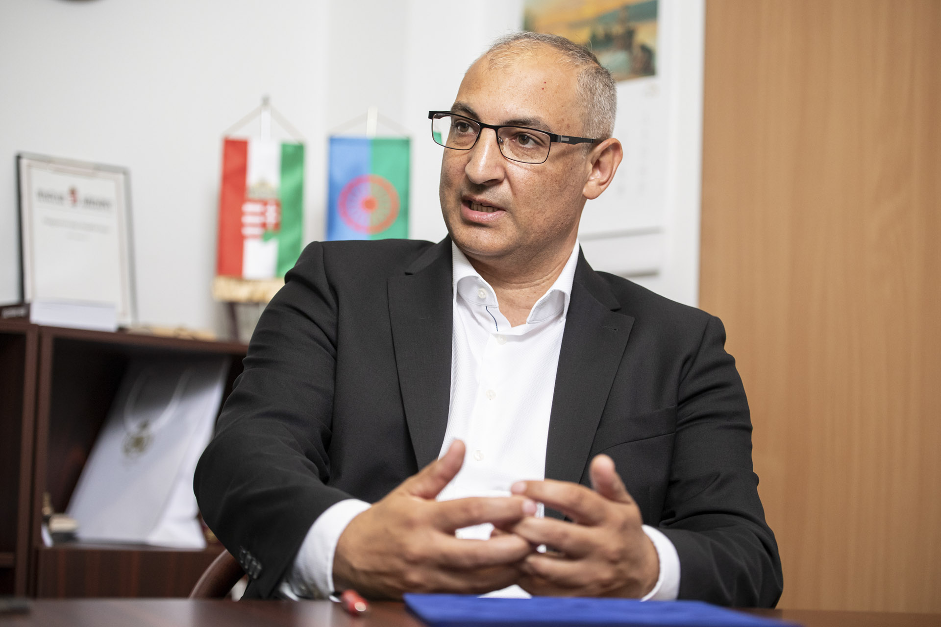 Népszava: Sztojka Attila kormánybiztos szerződéseket ígért a „körön belül lévő” roma képviselőknek