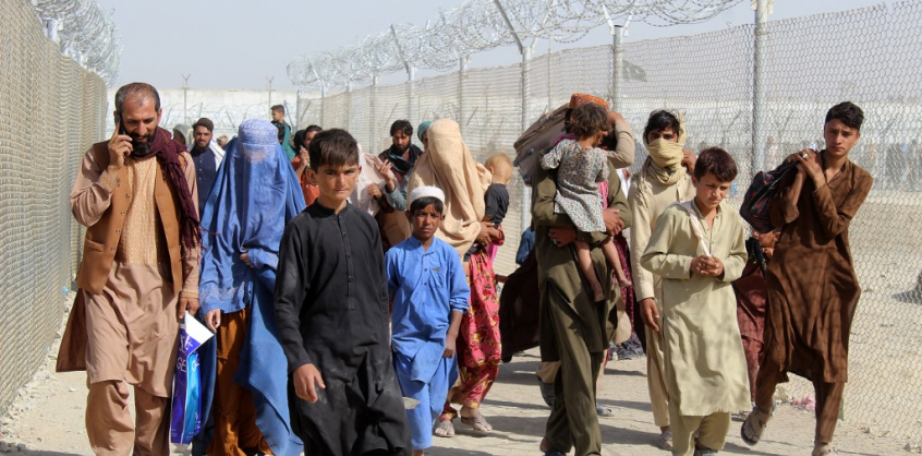 Afgán menekültek érkeztek Magyarországra, köztük több mint száz gyerek