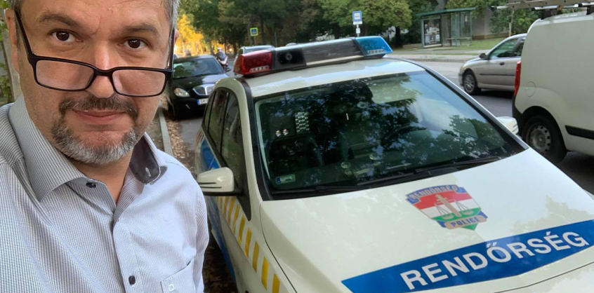 Hadházy Ákos egy üres rendőrautóval illusztrálta, hogy nincs elég rendőr Szekszárdon 