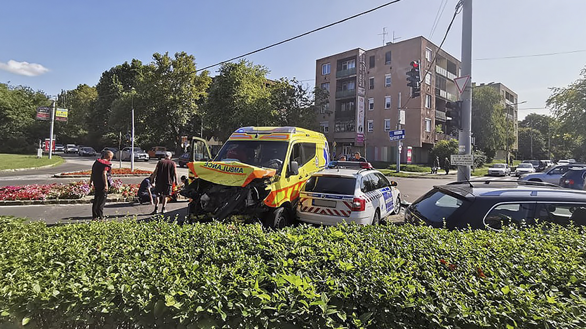 Rendőrautóba csapódott egy mentőautó Vácon