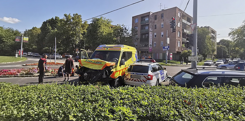 Rendőrautóba csapódott egy mentőautó Vácon