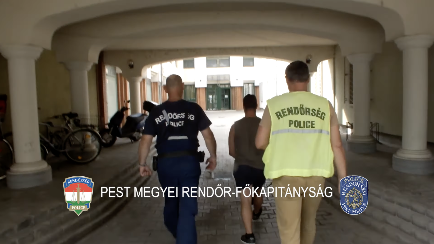 Én nem vagyok haragtartó, mondta a lovászfiú, aki bosszúból felgyújtotta a főnöke báláit