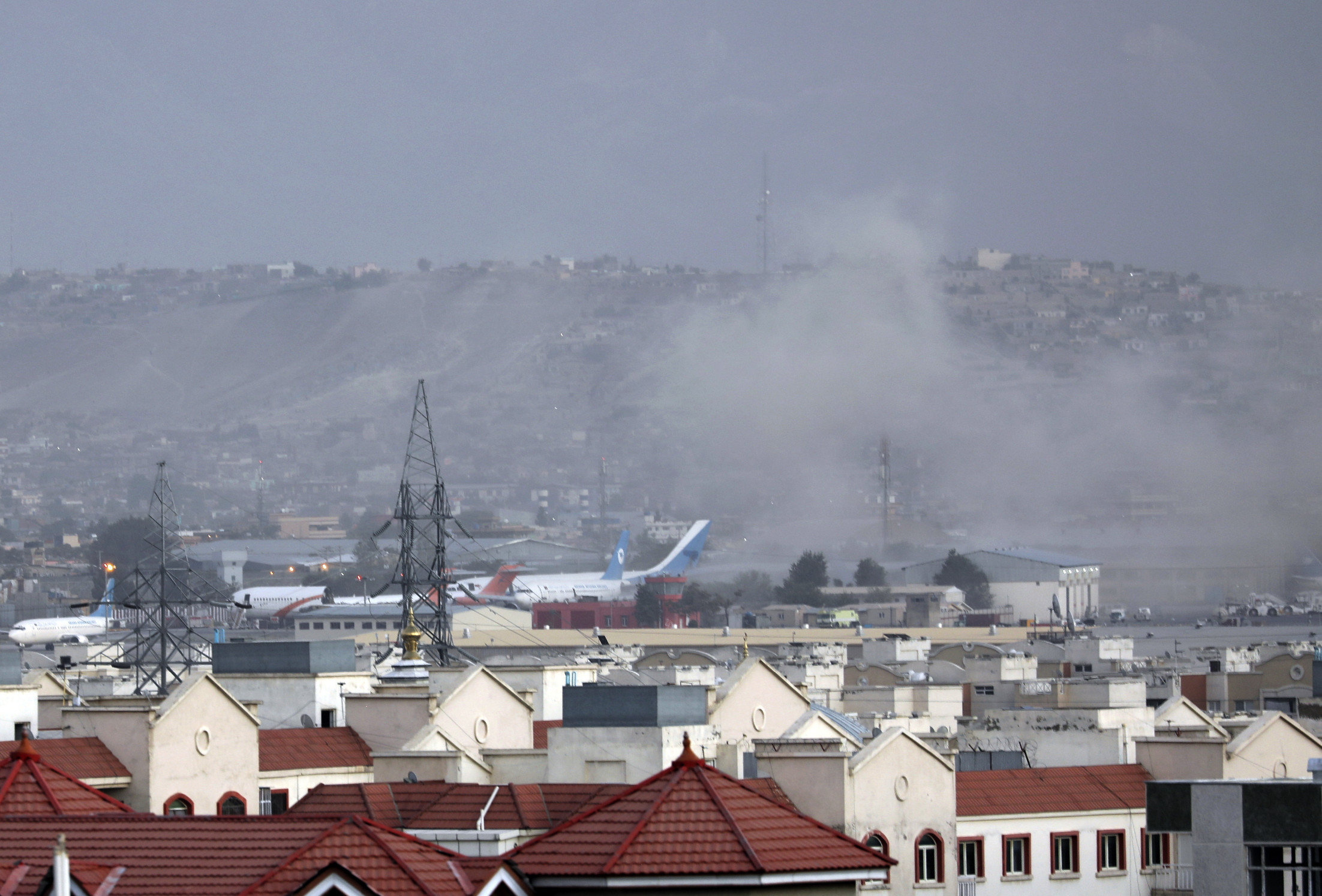 Rakéták, robbanások a kabuli repülőtérnél