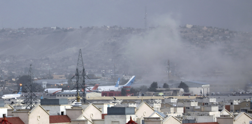 Rakéták, robbanások a kabuli repülőtérnél