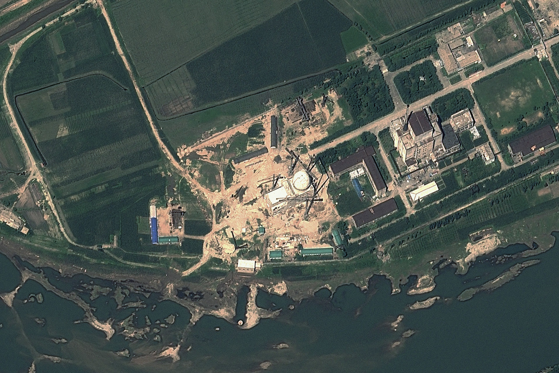 Műholdas képek: Észak-Korea újraindított egy atomreaktort, atomfegyvert is gyárthat