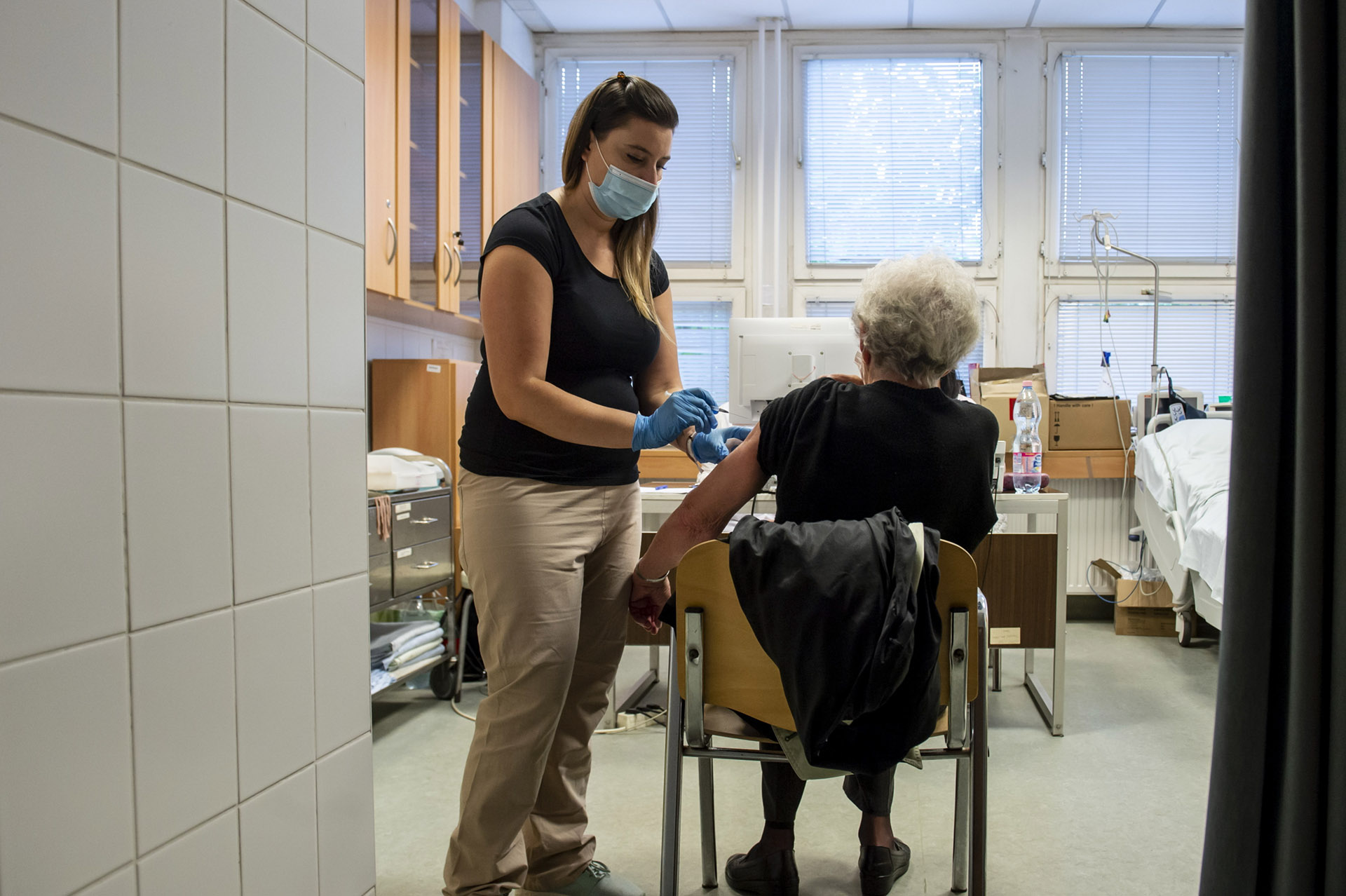 Koronavírus: 110 új fertőzött, elhunyt egy beteg