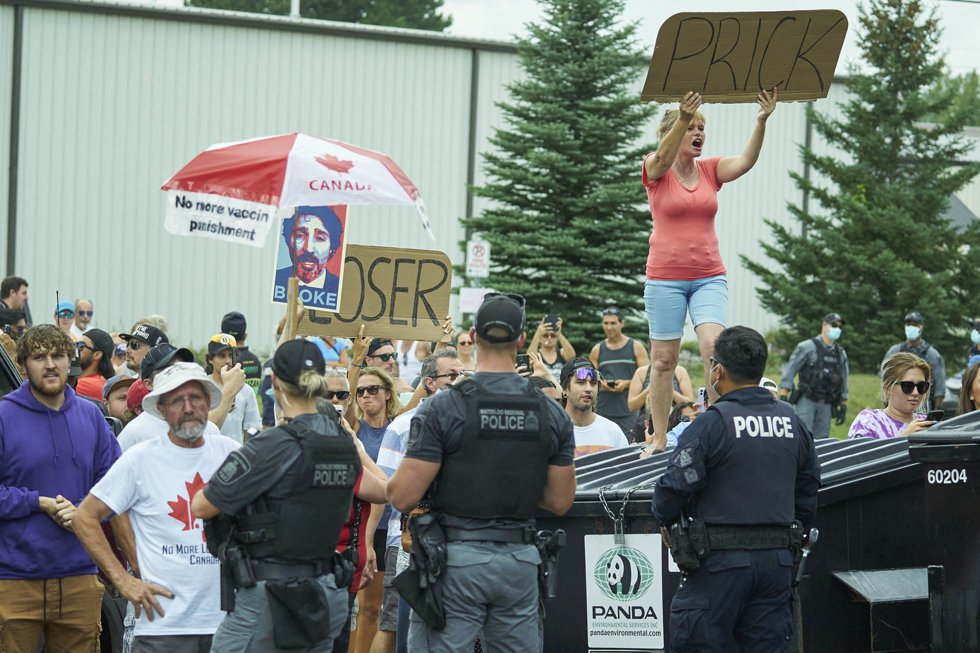 Oltásellenes tüntetők kővel dobálták meg a kanadai miniszterelnököt