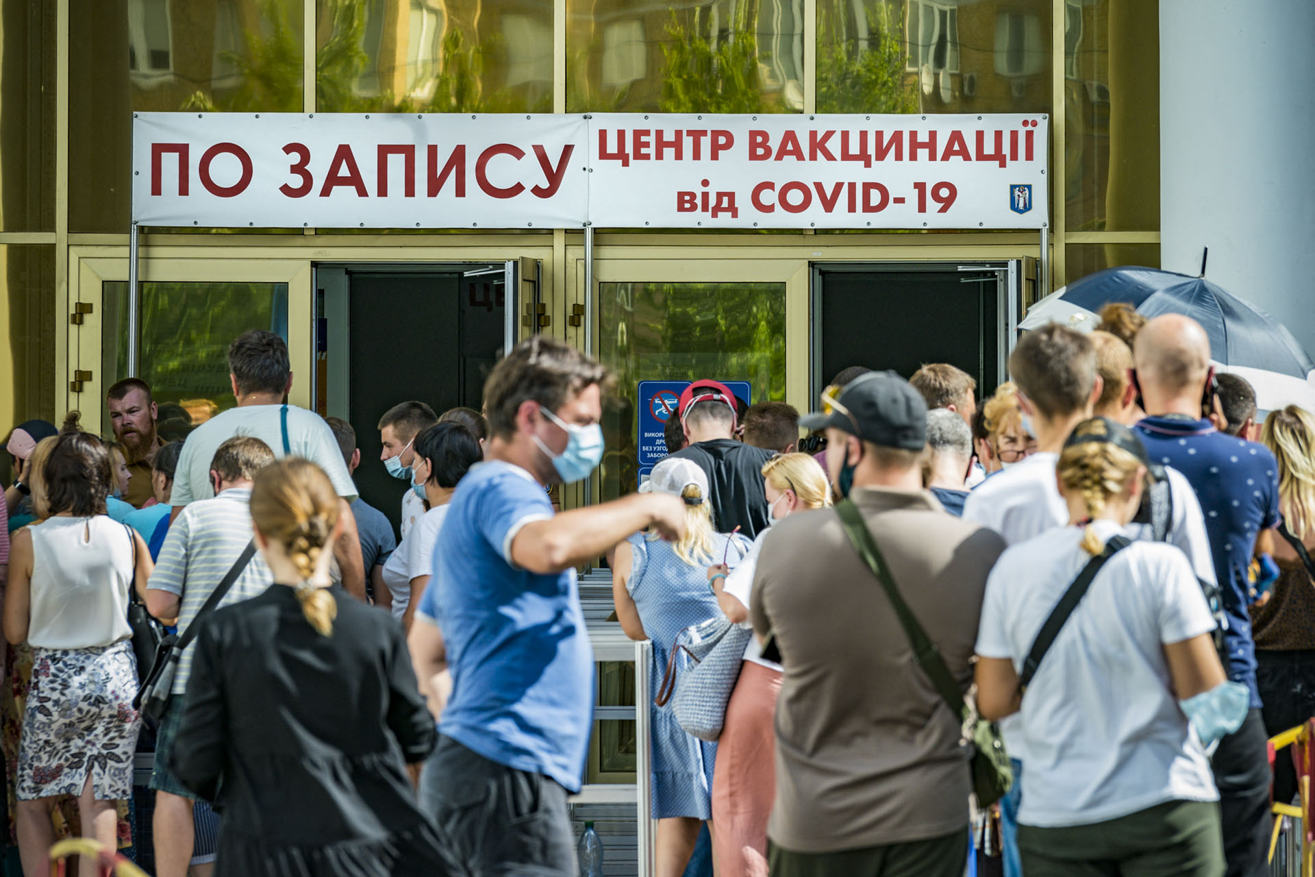 Tovább bővült az oltásra kötelezett munkavállalók köre, a postások és a vasutasok következnek Ukrajnában
