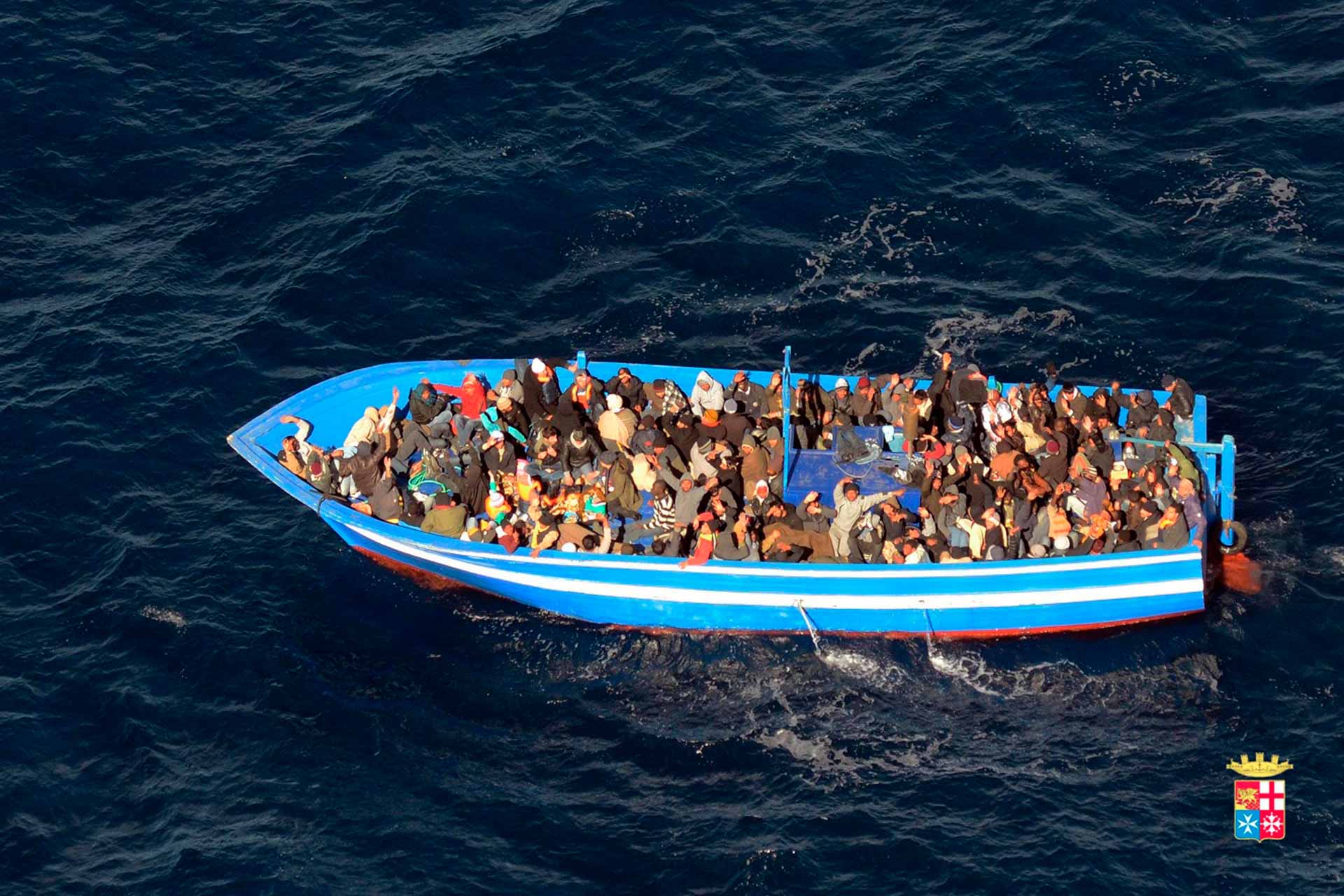 Megtelt a kikötő Lampedusánál, a tengeren hánykolódnak a menekültek